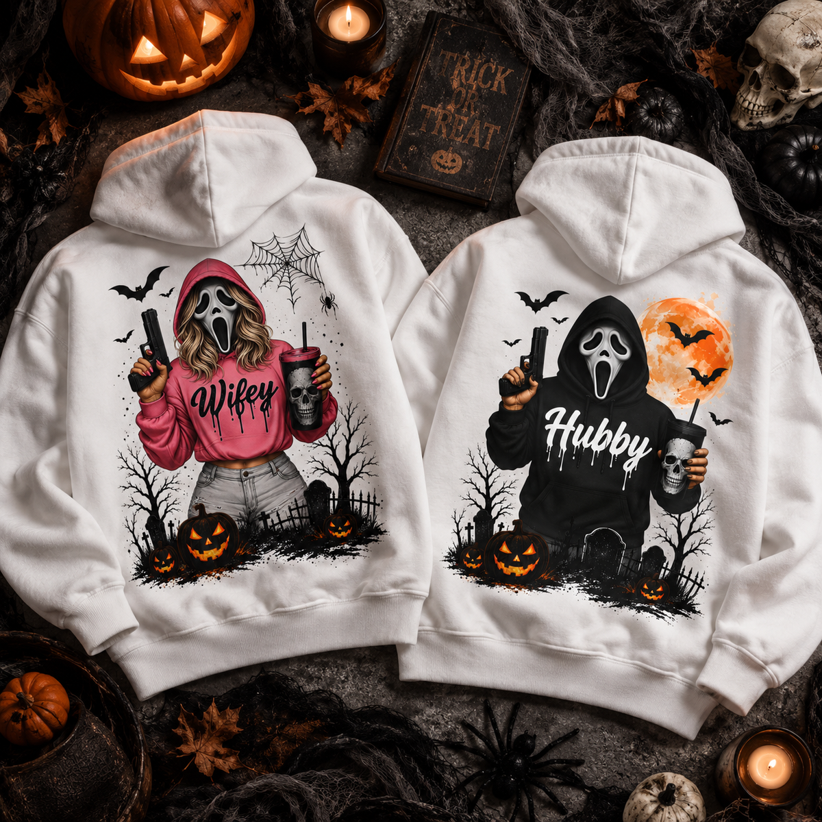 Dos hoodies blancos a juego con diseños Wifey y Hubby de Halloween vistos por detrás